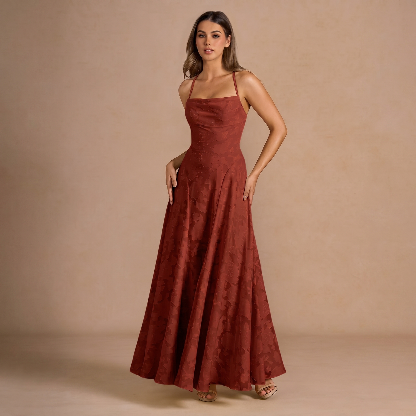 Langes Jacquard-Kleid – schmale Träger und Schnürung am Rücken