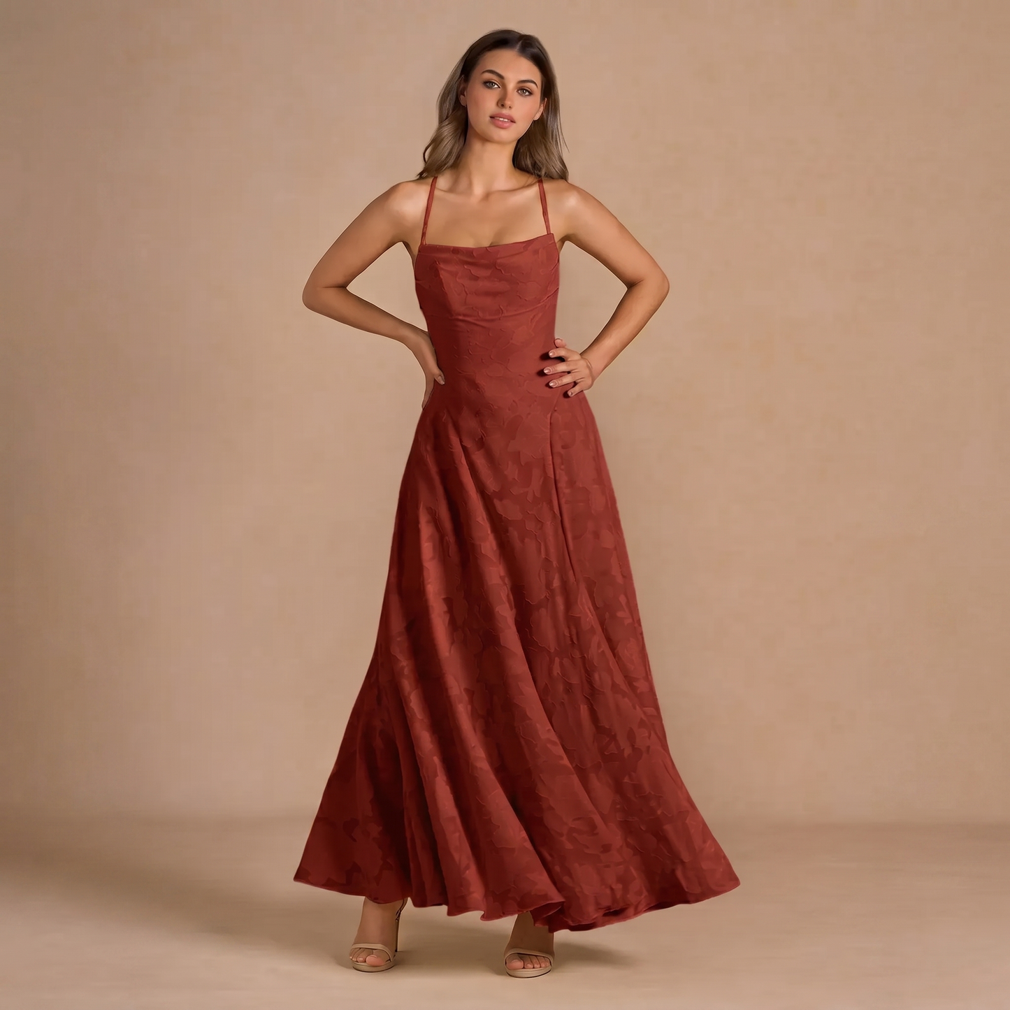 Langes Jacquard-Kleid – schmale Träger und Schnürung am Rücken