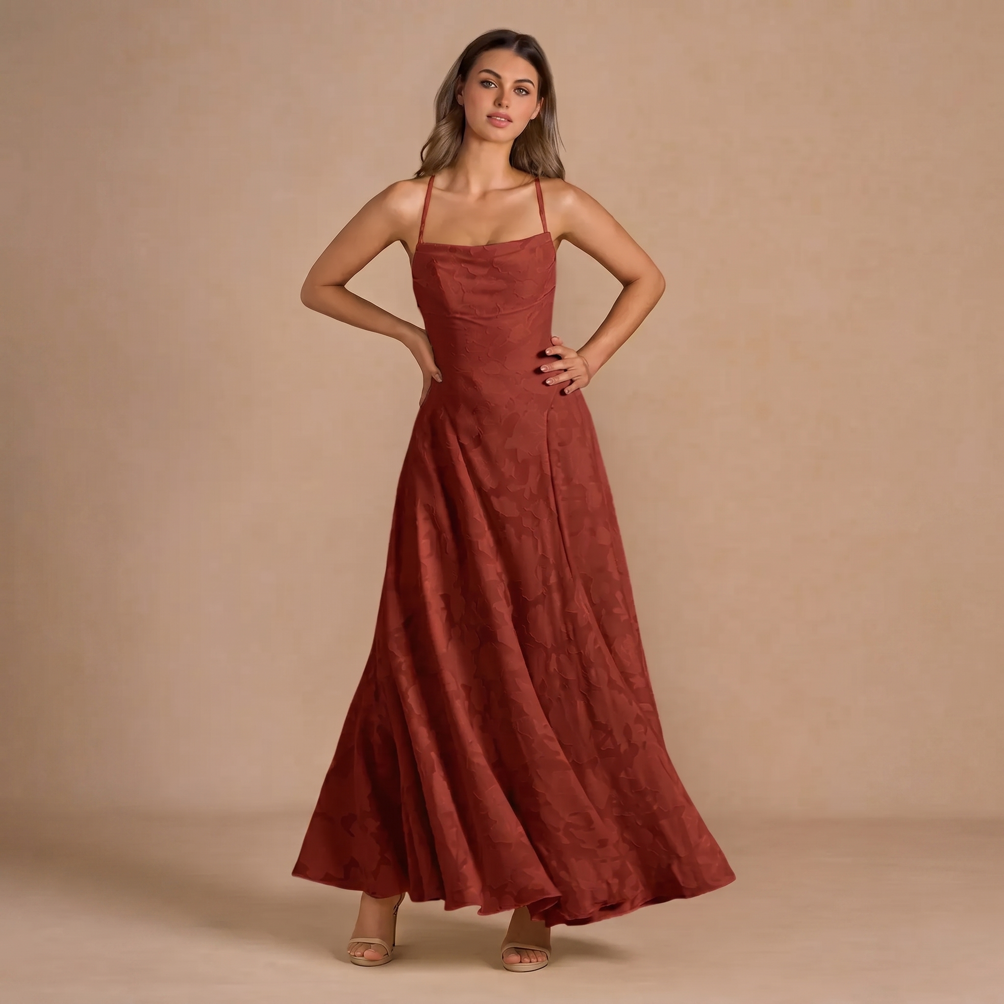 Langes Jacquard-Kleid – schmale Träger und Schnürung am Rücken
