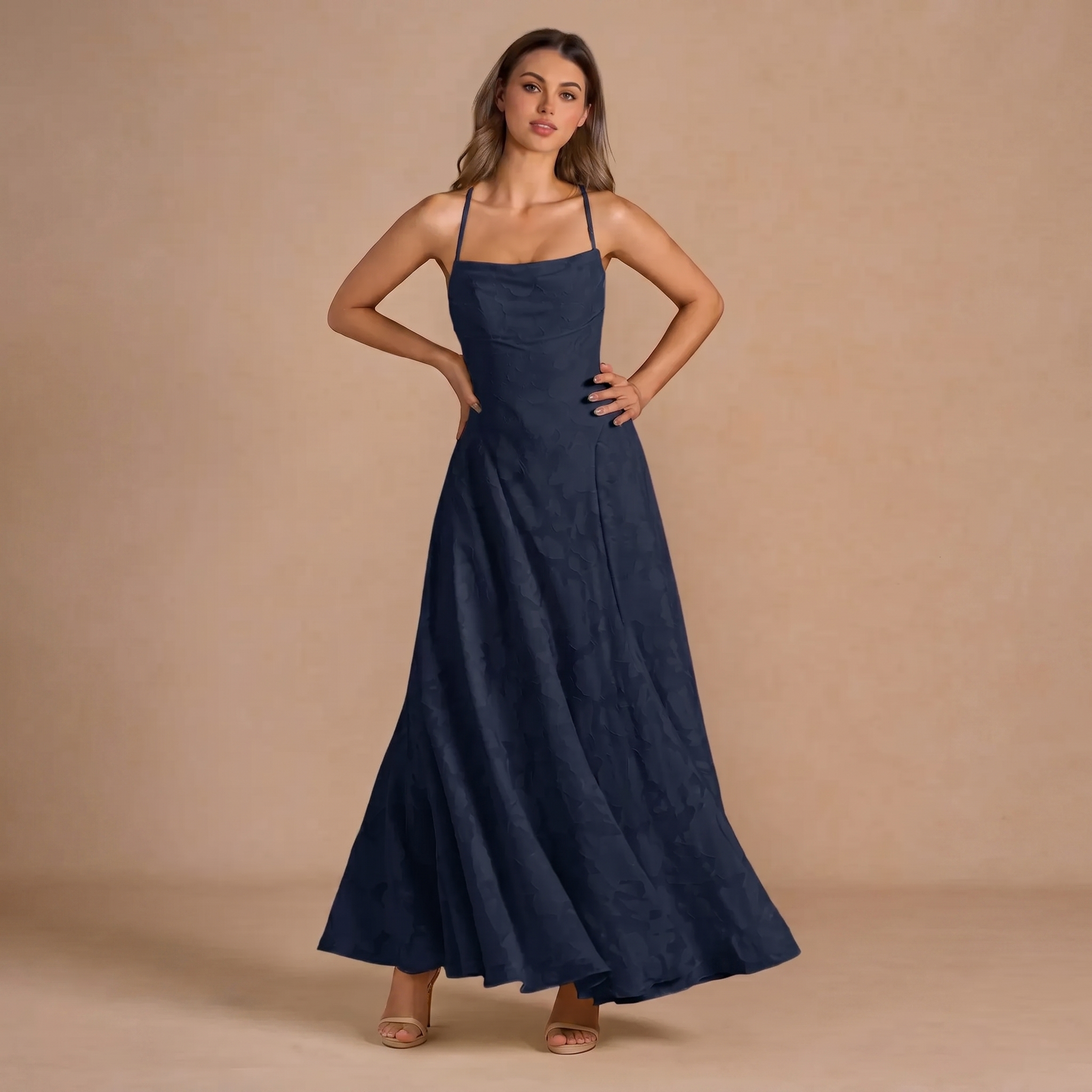 Langes Jacquard-Kleid – schmale Träger und Schnürung am Rücken
