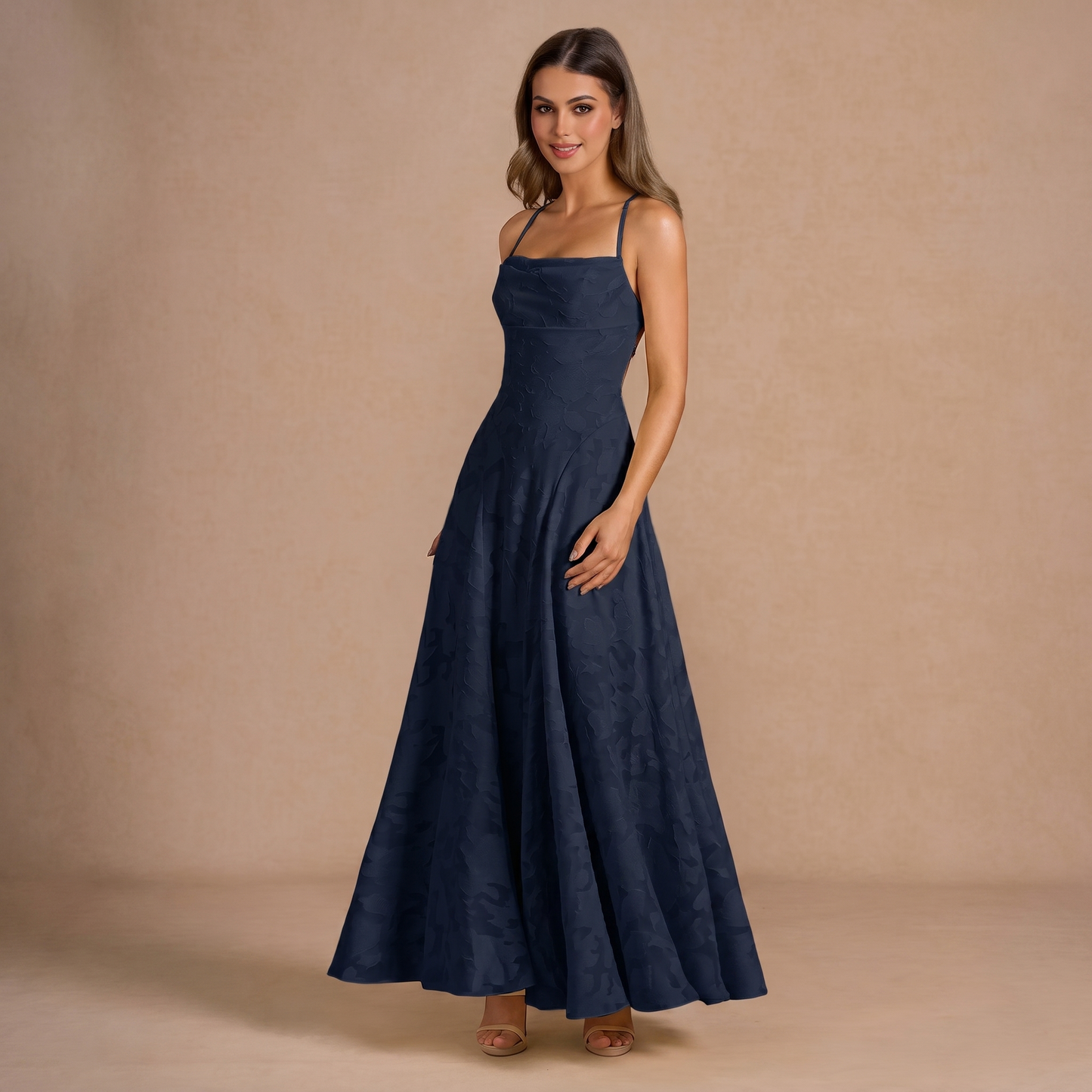 Langes Jacquard-Kleid – schmale Träger und Schnürung am Rücken