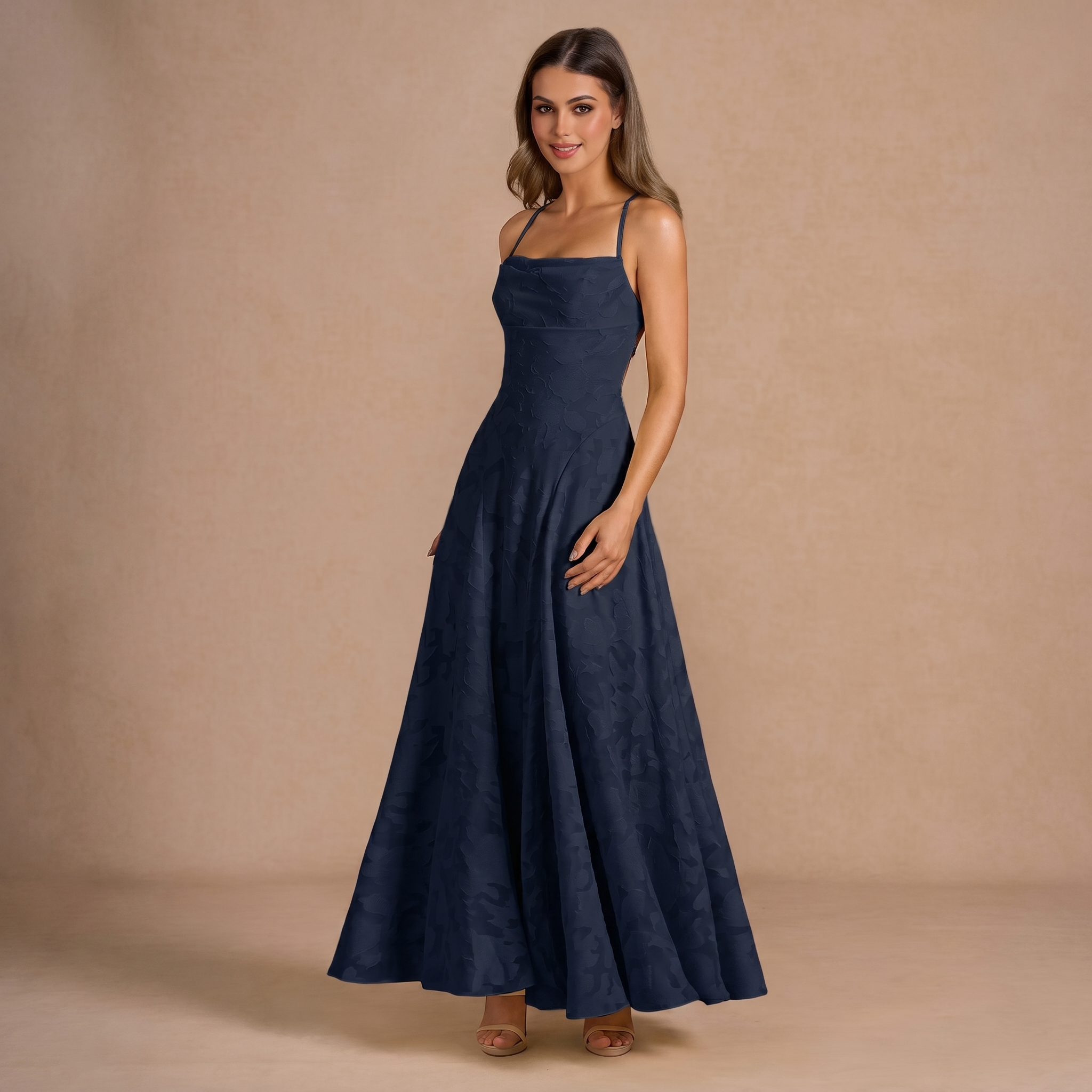 Langes Jacquard-Kleid – schmale Träger und Schnürung am Rücken
