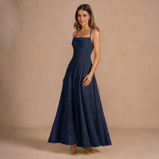 Langes Jacquard-Kleid – schmale Träger und Schnürung am Rücken