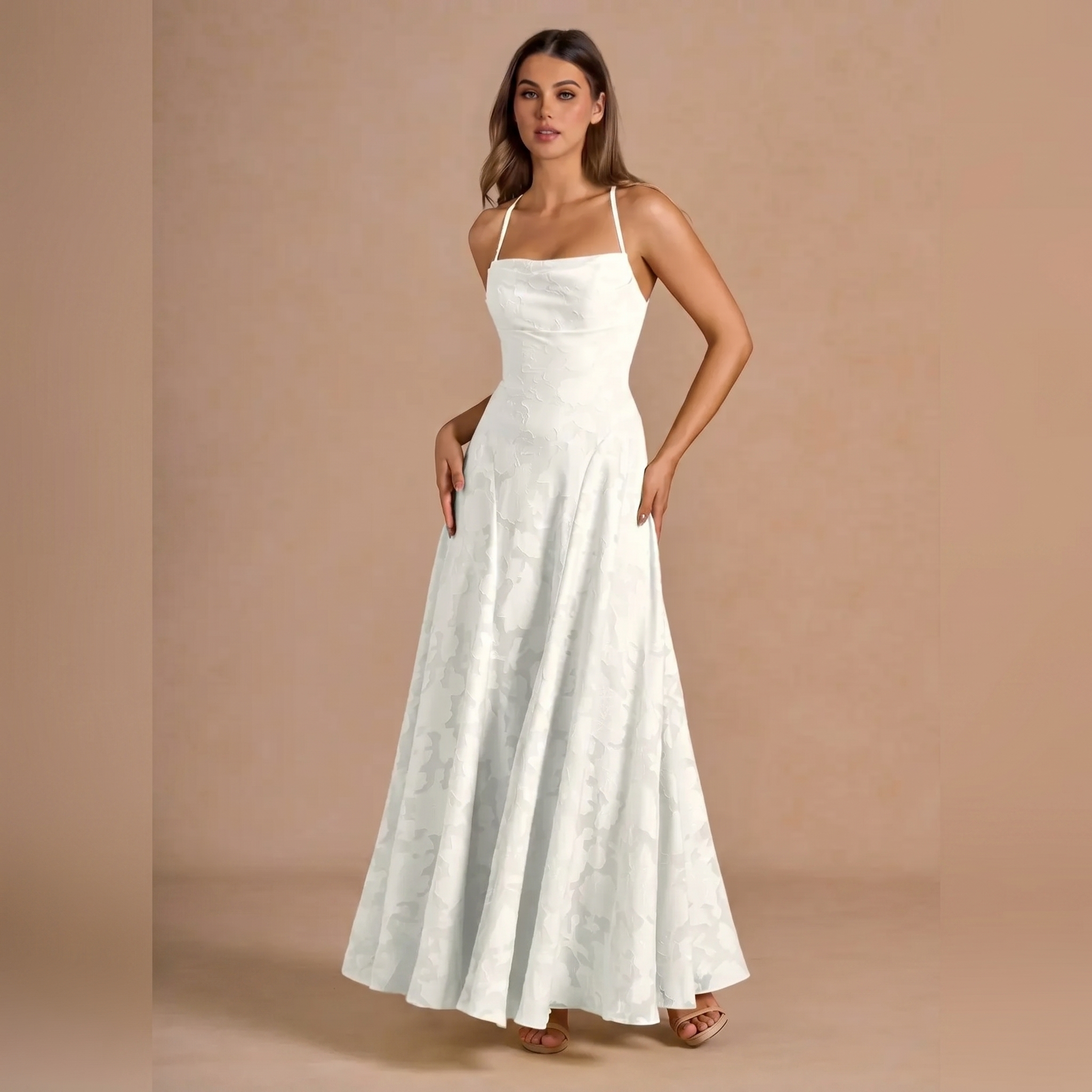 Langes Jacquard-Kleid – schmale Träger und Schnürung am Rücken