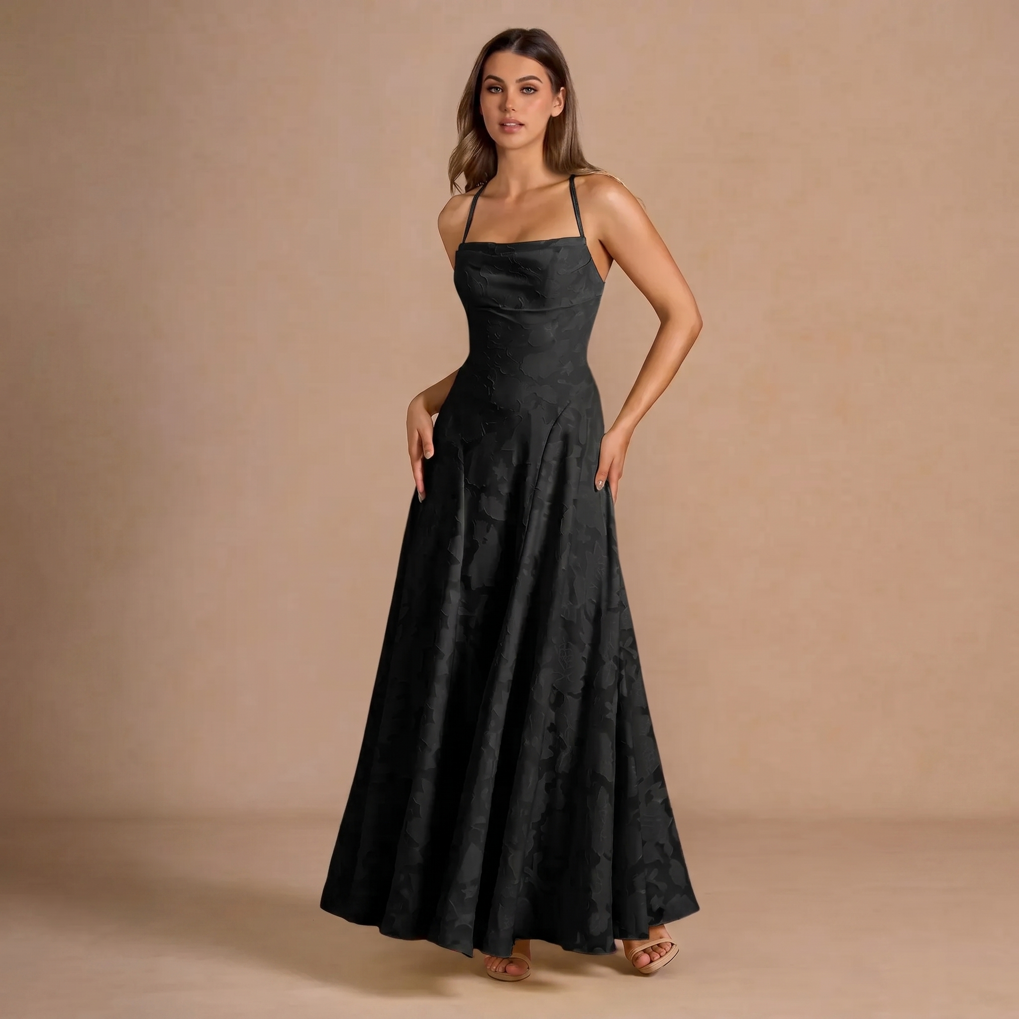 Langes Jacquard-Kleid – schmale Träger und Schnürung am Rücken
