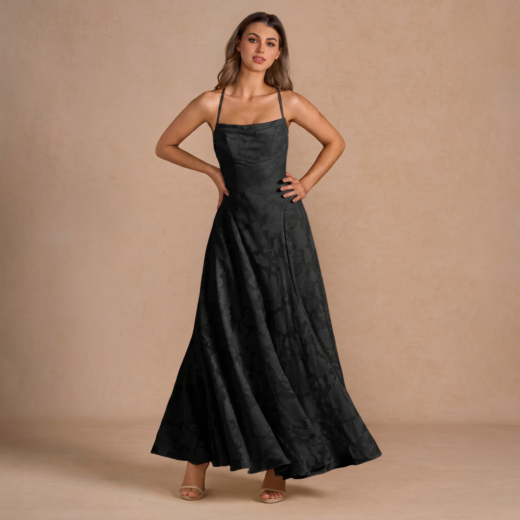 Langes Jacquard-Kleid – schmale Träger und Schnürung am Rücken