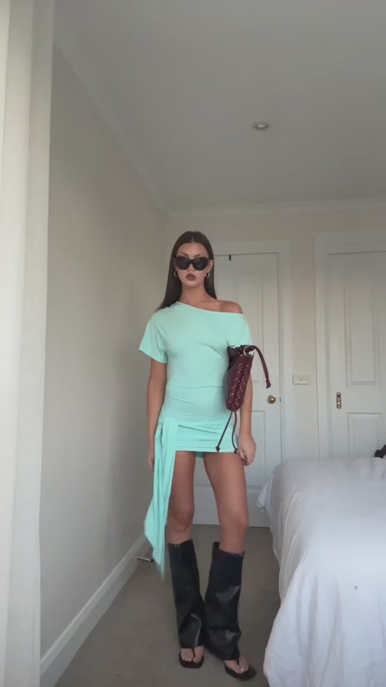 Robe courte turquoise à épaules dénudées et ceinture Eastside Girls